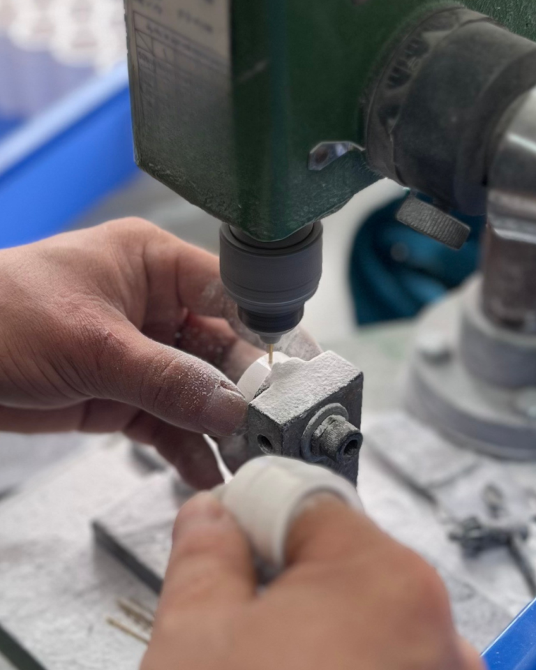 Through advanced 3D precision sculpting and meticulous polishing, the outer contour achieves a graceful curve that combines engineering excellence with aesthetic balance.